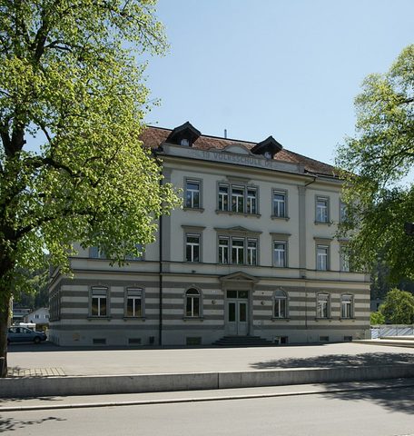 Das Schulgebäude der Volksschule Sebastianplatz in Feldkirch-Gisingen