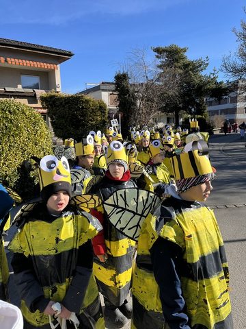 Kinder der Klassen 4a und 4b als Bienen verkleidet unterwegs beim Faschingsumzug