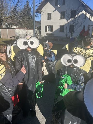 Kinder der Klassen 2a und 2b als Fliegen verkleidet unterwegs beim Faschingsumzug