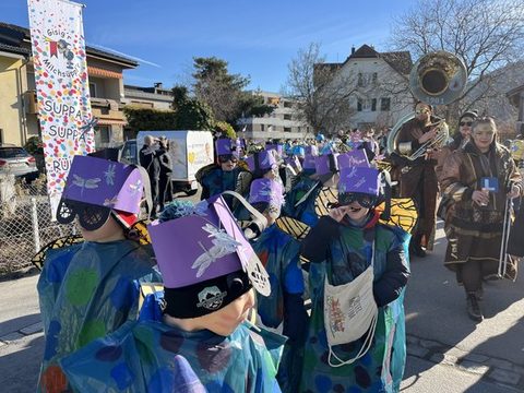 Kinder der Klassen 3a und 3b als Libellen verkleidet unterwegs beim Faschingsumzug