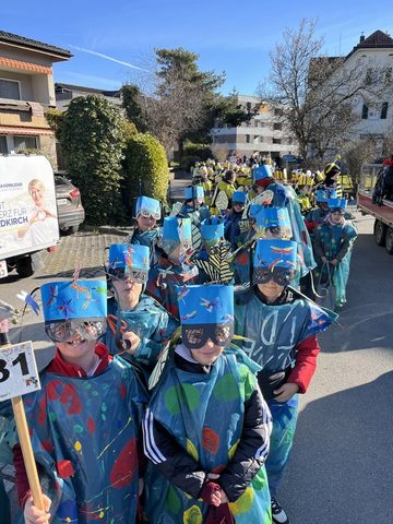Kinder der Klassen 3a und 3b als Libellen verkleidet unterwegs beim Faschingsumzug