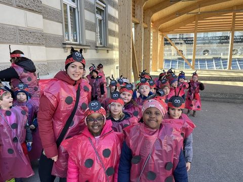 Kinder der Klassen 1a, 1b und 1c als Marienkäfer verkleidet unterwegs beim Faschingsumzug